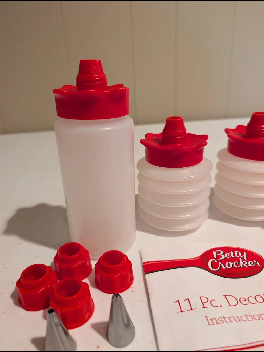 Betty Crocker Red and White 11-Piece Decorating Kit
